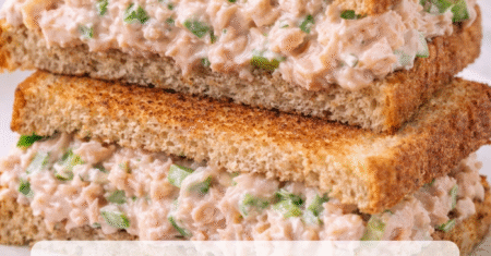 Sanduíche de atum cremoso fácil