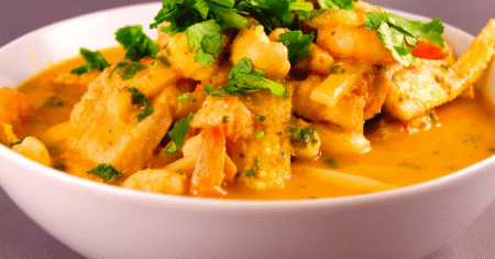 Frango ao Curry Cremoso e Rápido — Pronto em 20 Minutos