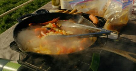 Moqueca de camarão irresistivelmente cremosa pronta em trinta minutos com uma panela só e sem forno